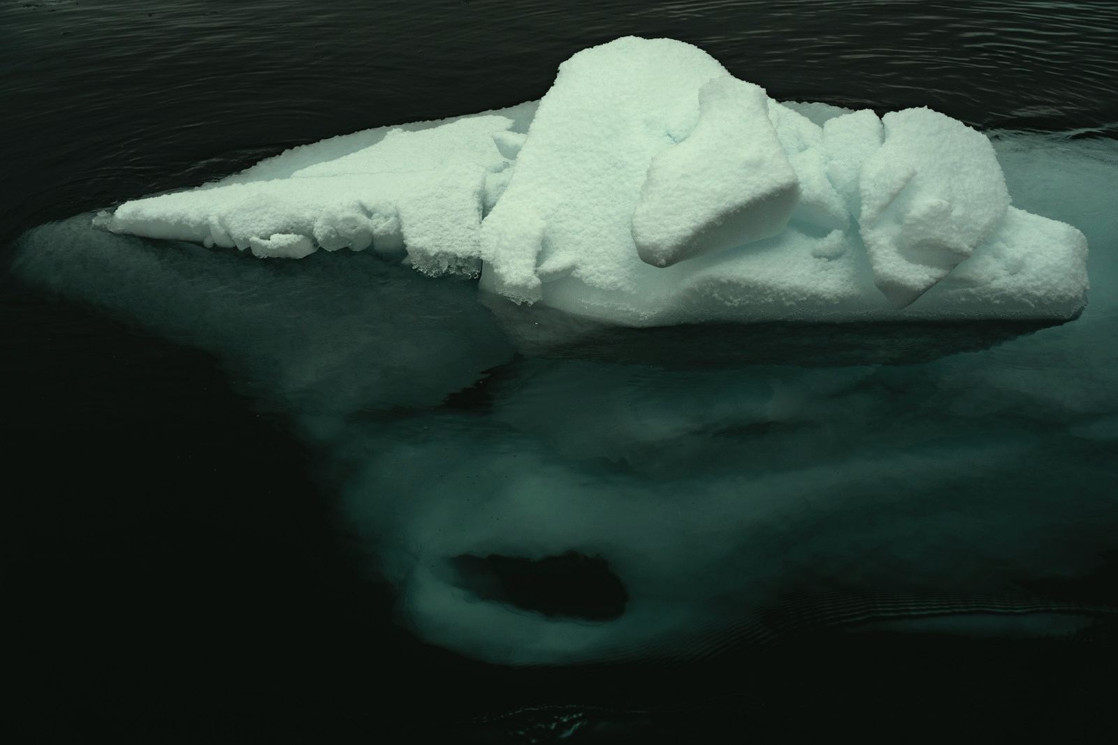 Un iceberg en aguas oscuras: la parte que queda bajo la superficie es mucho mayor que la que se ve.
